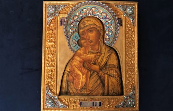 Икона антикварная Федоровской Пресвятой Богородицы в серебряном окладе с эмалью купить